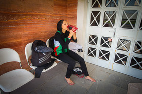 مریم تمریناتش که تمام میشود کمی پیش از ترک ورزشگاه استراحت میکند.